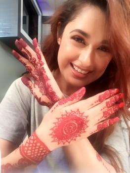 Yuvika Chaudhary, girl known for her billion dollar smile shares her love for Mehendi. Om Shanti om, Toh Baat Paaki and Naughty @ 40 actress says she owned a chance to get real Mehendi art for her shoots and she is at cloud nine with Mehendi in her hands.
