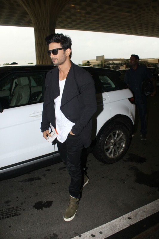 Actor Sushant Singh Rajput spotted at Mumbai airport. Sushant Singh Rajput,Kriti Sanon,Sushant Singh Rajput and Kriti Sanon,IIFA 2017,IIFA,IIFA 2017 pics,IIFA 2017 images,IIFA 2017 stills,IIFA 2017 pictures,IIFA 2017 photos