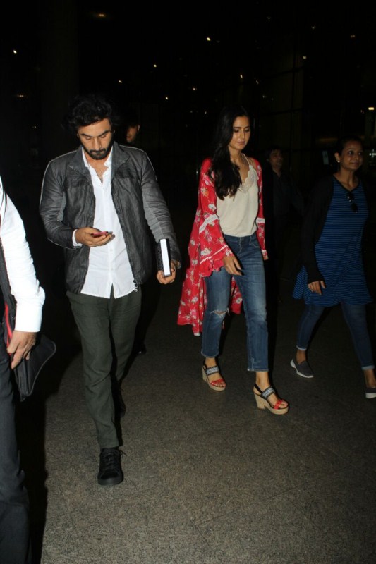 Ranbir Kapoor and Katrina Kaif snapped at the Mumbai airport. Ranbir Kapoor and Katrina Kaif,Ranbir Kapoor,Katrina Kaif,Ranbir Kapoor snapped at airport,Katrina Kaif snapped at airport