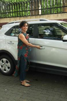 Dangal girl Sanya Malhotra spotted at Juhu.