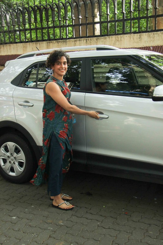 Dangal girl Sanya Malhotra spotted at Juhu. Sanya Malhotra,actress Sanya Malhotra,Sanya Malhotra spotted at Juhu,Dangal actress Sanya Malhotra,Sanya Malhotra new pics,Sanya Malhotra new images,Sanya Malhotra new stills,Sanya Malhotra new pictures,Sanya Malhotra new photos