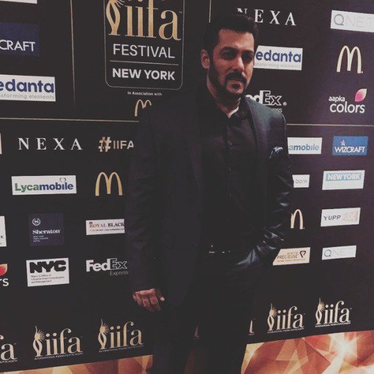 Salman then promptly quipped: "India mein toh chhutti hai... Ab US mein bhi ho jaayega (It's a holiday in India, and it might happen in US too)." IIFA Awards 2017,IIFA Awards,Salman Khan,Salman Khan and Katrina Kaif,Katrina Kaif,Katrina Kaif birthday,Katrina Kaif birthday at IIFA Awards,Salman Khan hugs Katrina Kaif