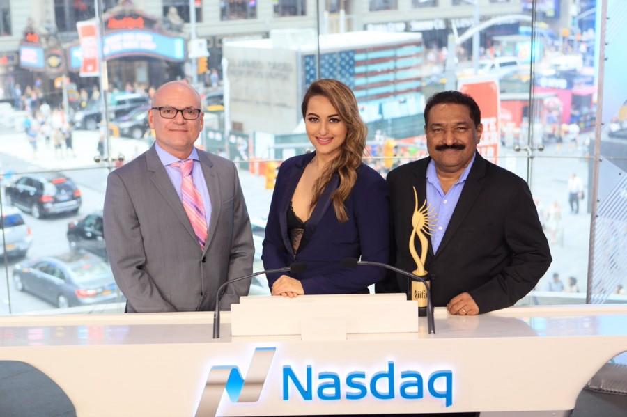 Images from the event were shared on Twitter. Sonakshi Sinha,IIFA Awards 2017,IIFA Awards,Sonakshi Sinha at IIFA,Sonakshi Sinha at IIFA awards,IIFA Weekend,Nasdaq bell,Sonakshi Sinha rings Nasdaq bell