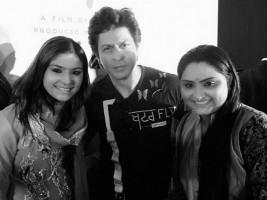 Shah Rukh Khan,Jab Harry Met Sejal,SRK,SRK with Nooran sisters,Shah Rukh Khan selfie,Shah Rukh Khan selfie pics,Shah Rukh Khan selfie images,Shah Rukh Khan selfie stills,Shah Rukh Khan selfie pictures,Shah Rukh Khan selfie photos