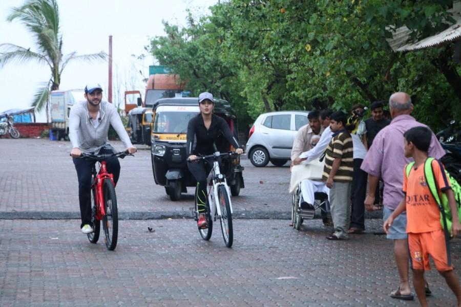 Rhea Chakraborty rides a bicycle on the streets of Bandra. Rhea Chakraborthy,Rhea Chakraborthy riding cycle,Rhea Chakraborthy riding cycle in Bandra,Bandra,actress Rhea Chakraborthy