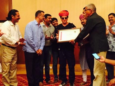 Shah Rukh Khan accepted the Honorary Membership conferred to him by the Jodhpur Tourist Guide Association and visited Jodhpur for the same today. Altering the promotional schedule for his upcoming film 'Jab Harry met Sejal' Shah Rukh Khan detoured his Jaipur visit and made a stop at Jodhpur to accept the honour.