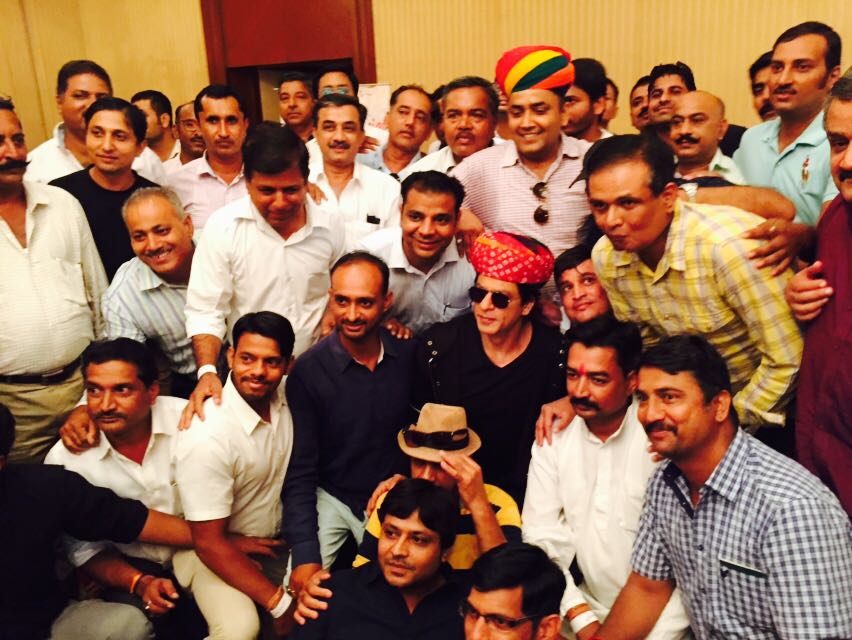Shah Rukh Khan received a traditional Jodhpuri welcome from the tourist Guides with a Rajasthani pagdi as he landed in Jodhpur. The Jodhpur Guide Association felicitated Shah Rukh Khan with a membership and badge as a token to mark the association. The Superstar interacted with the Guides and discussed the nitty gritty of their job. Shah Rukh Khan,SRK,Jab Harry met Sejal,Shah Rukh Khan accepts Honorary Membership,Jodhpur Tourist Guide Association