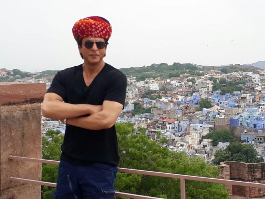Accepting the honour Shah Rukh Khan said, "I am thankful to the Jodhpur Guides' Association for inviting and conferring me with an Honorary Membership. it was my desire to visit Jodhpur and it is for the first time that I am playing the role of a Guide in a film. I have tried to imbibe the intricacies of a Guide. I hope I have come close to what you all do in real life." Rajasthan is renowned for serving as a Tourist attraction in India with 'Tourist Guide' proving to be a full-time profession in the state. The Jodhpur Guide Association, Rajasthan is a 148 member body consisting of Tourist Guides from the city. Shah Rukh Khan,SRK,Jab Harry met Sejal,Shah Rukh Khan accepts Honorary Membership,Jodhpur Tourist Guide Association