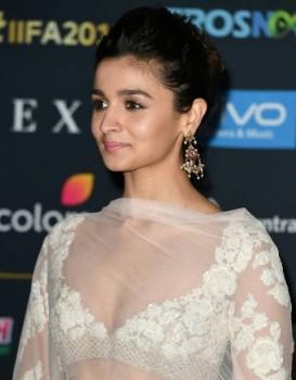 Actress Alia Bhatt stuns at IIFA award 2017 red carpet event.