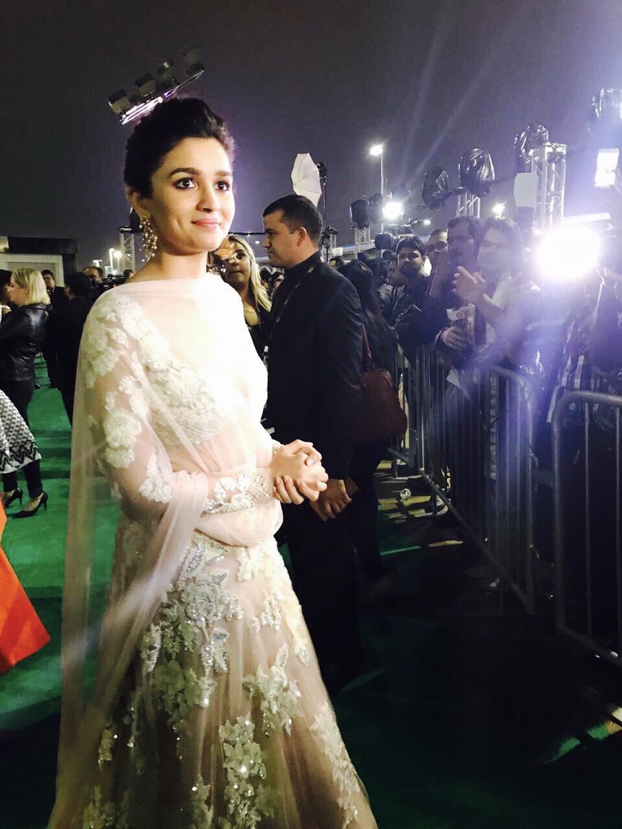 Bollwyood actress Alia Bhatt stuns at IIFA award 2017 red carpet event. Alia Bhatt,actress Alia Bhatt,Alia Bhatt at IIFA award 2017,Alia Bhatt at IIFA award,Alia Bhatt at IIFA,IIFA award 2017 red carpet,19th IIFA Awards