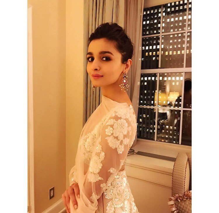 Bollwyood film actress Alia Bhatt stuns at IIFA award 2017 red carpet event. Alia Bhatt,actress Alia Bhatt,Alia Bhatt at IIFA award 2017,Alia Bhatt at IIFA award,Alia Bhatt at IIFA,IIFA award 2017 red carpet,19th IIFA Awards