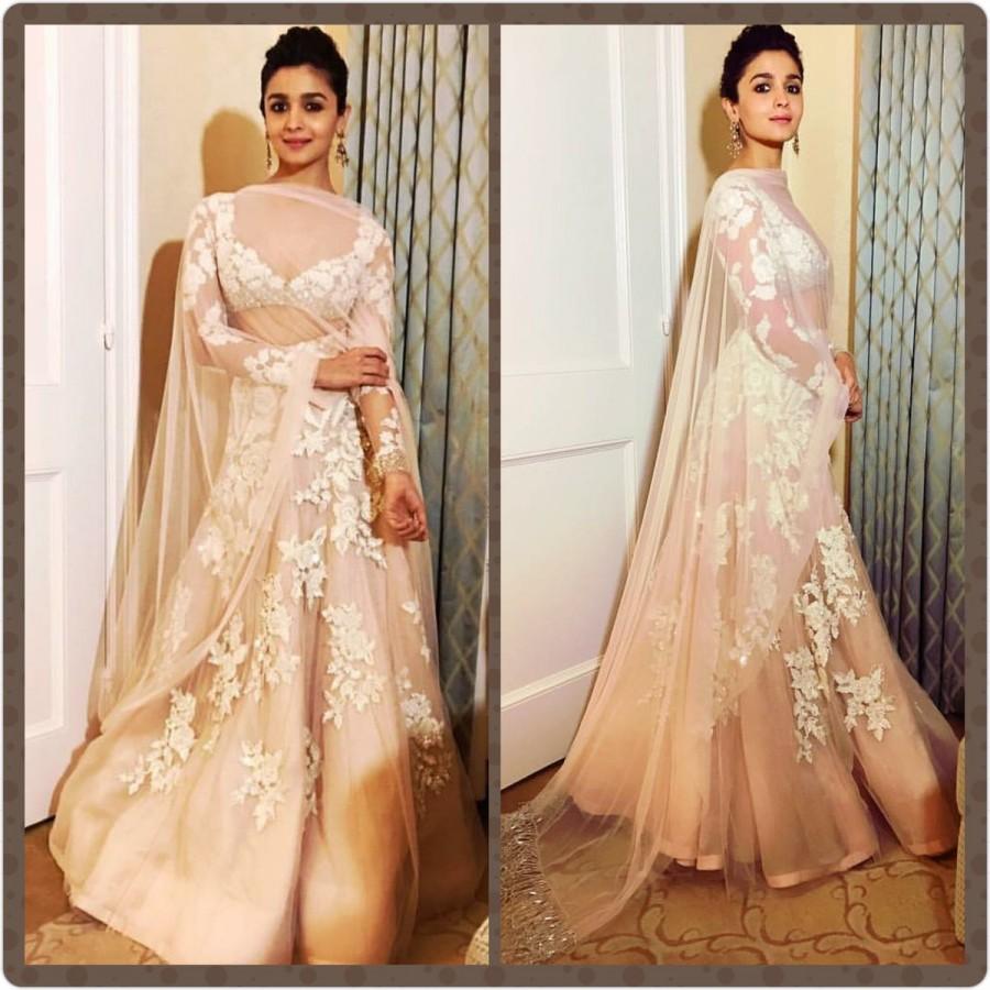Indian film actress Alia Bhatt stuns at IIFA award 2017 red carpet event. Alia Bhatt,actress Alia Bhatt,Alia Bhatt at IIFA award 2017,Alia Bhatt at IIFA award,Alia Bhatt at IIFA,IIFA award 2017 red carpet,19th IIFA Awards