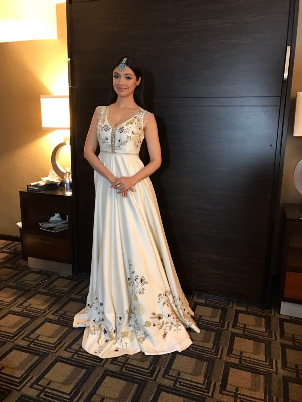 She definitely sizzled on the IIFA ROCKS red carpet and after this stunning look, we can't wait to see her for the main event! Divya Khosla Kumar,actress Divya Khosla Kumar,Divya Khosla Kumar at IIFA,Divya Khosla Kumar at IIFA awards,IIFA ROCKS,IIFA awards,IIFA awards 2017