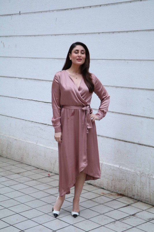 Bollywood actress Kareena Kapoor flaunts her cleavage. Kareena Kapoor,Kareena Kapoor bikini pics,Kareena Kapoor bikini images,Kareena Kapoor bikini stills,Kareena Kapoor curves,Kareena Kapoor curves pics,Kareena Kapoor flaunts curves,Kareena Kapoor curves pics,Kareena Kapoor curves images,Kareena Kapoor curve