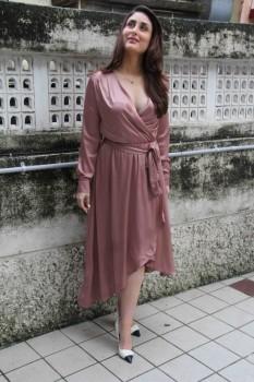 Bollywood film actress Kareena Kapoor flaunts her cleavage.