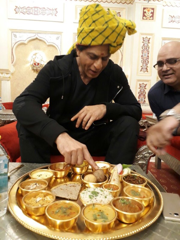 Shah Rukh Khan was seen gorging on Dal Baati churma in a gold thali that left his taste buds satisfied. The restaurant created a royal ambience to mark Shah Rukh Khan's visit and welcomed him traditionally with a worship plate and tikka in addition to presenting him with a pagdi, Rajputana sword and garland. Rajasthani singers were also placed to recreate some of Shah Rukh Khan's most iconic songs with a Rajasthani twist. Shah Rukh Khan,Shahrukh Khan,Shah Rukh Khan relishes Rajasthani Thali,Shah Rukh Khan eats Rajasthani Thali,Shah Rukh Khan eats Thali,Rajasthani Thali in Jaipur,Rajasthani Thali