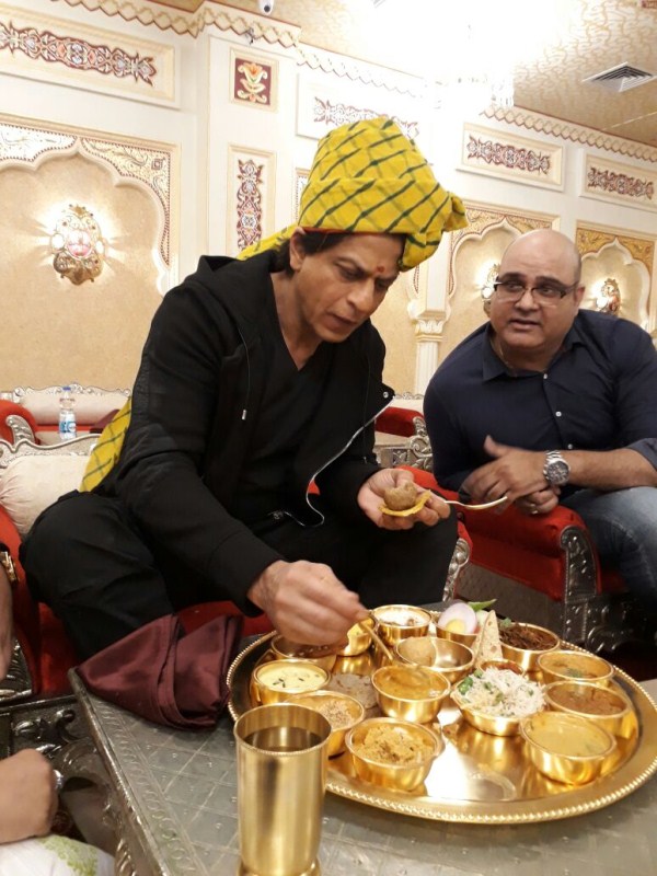 Hordes of people made their way to the location to catch a glimpse of Bollywood's Superstar. The Jaipur visit proved to be a memorable one for Shah Rukh Khan, who said, "I had just heard of dal baati. It's fantastic and really nice. I wonder how people finish this food it's really filling and very tasty. For me it's a 1st-time experience, now I will come here once in three months at least". Shah Rukh Khan,Shahrukh Khan,Shah Rukh Khan relishes Rajasthani Thali,Shah Rukh Khan eats Rajasthani Thali,Shah Rukh Khan eats Thali,Rajasthani Thali in Jaipur,Rajasthani Thali