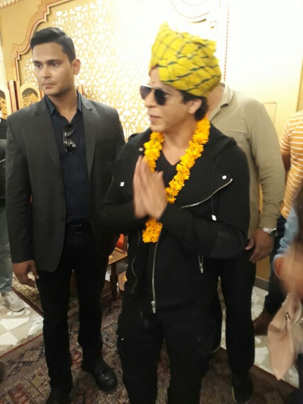 Shah Rukh Khan has been visiting multiple cities to promote his upcoming film 'Jab Harry met Sejal' amidst the masses. The actor was on a 2 day visit to Jaipur but had his schedule altered to accept an Honorary Membership accorded to him by the Jodhpur Tourist Guide Association yesterday. Shah Rukh Khan,Shahrukh Khan,Shah Rukh Khan relishes Rajasthani Thali,Shah Rukh Khan eats Rajasthani Thali,Shah Rukh Khan eats Thali,Rajasthani Thali in Jaipur,Rajasthani Thali