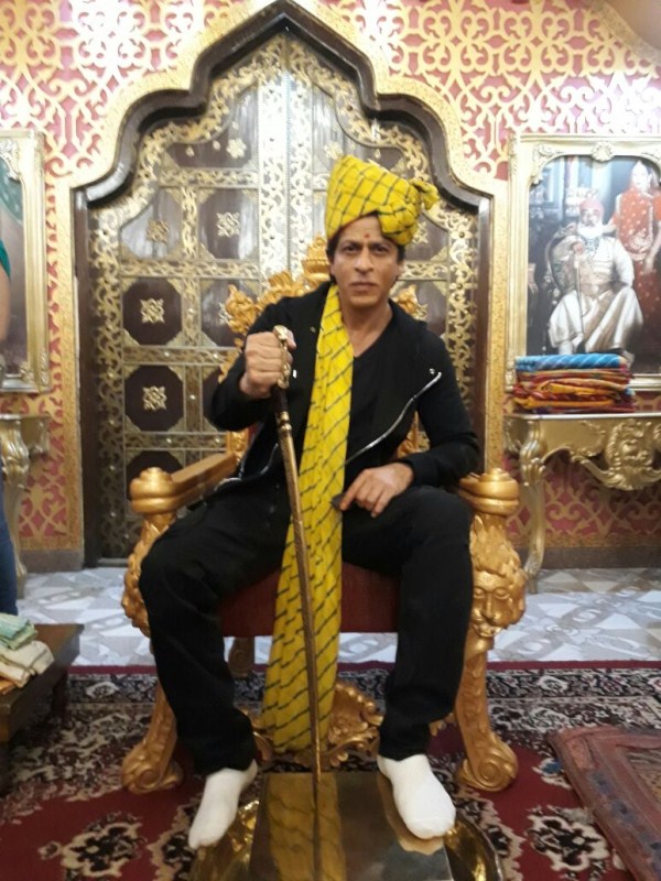 The actor then took to the job of a guide and toured one of India's largest fort, Mehrangarh Fort in Jodhpur. Shah Rukh Khan with be seen playing the role of a guide in Imtiaz Ali directorial 'Jab Harry met Sejal' where he will be seen romancing Anushka Sharma. Shah Rukh Khan,Shahrukh Khan,Shah Rukh Khan relishes Rajasthani Thali,Shah Rukh Khan eats Rajasthani Thali,Shah Rukh Khan eats Thali,Rajasthani Thali in Jaipur,Rajasthani Thali