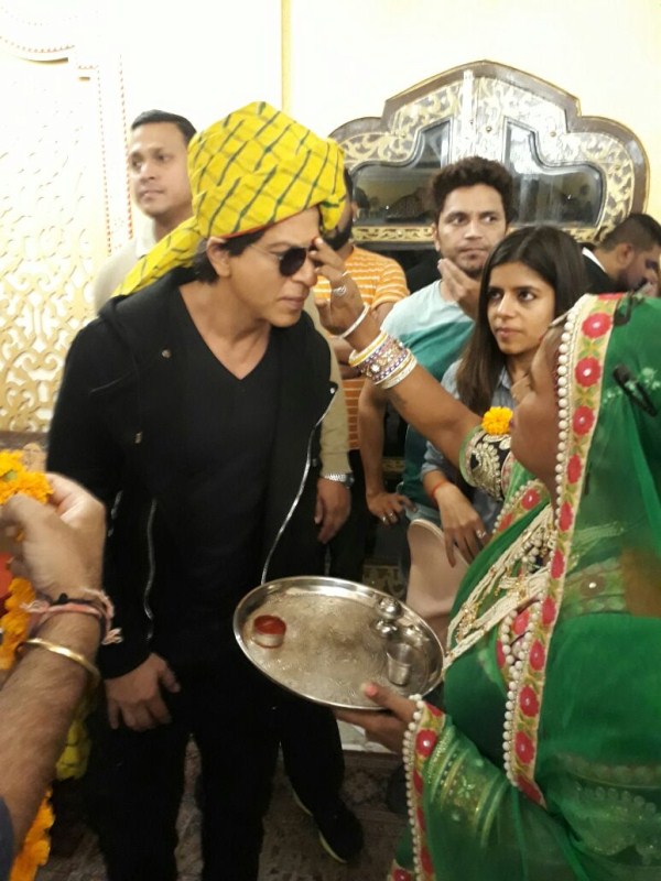 Presented by Red Chillies Entertainment, 'Jab Harry met Sejal' is directed by Imtiaz Ali. The film is all set to release on August 4th, 2017. Shah Rukh Khan,Shahrukh Khan,Shah Rukh Khan relishes Rajasthani Thali,Shah Rukh Khan eats Rajasthani Thali,Shah Rukh Khan eats Thali,Rajasthani Thali in Jaipur,Rajasthani Thali