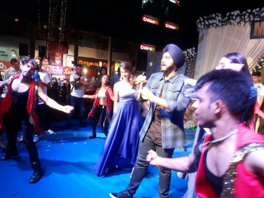 Mubarakan is produced by Sony Pictures Networks Productions and Ashwin Varde & Murad Khetani’s Cine1 Studios and is slated to have its worldwide release on 28th July 2017. Arjun,Ileana,Athiya,Arjun Kapoor,Ileana D'Cruz,Athiya Shetty,Mubarakan,Team Mubarakan
