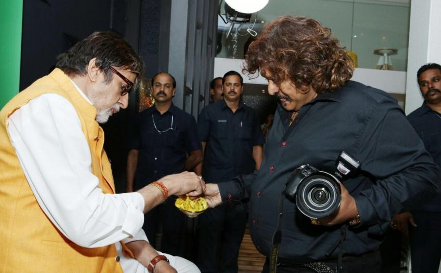 The thespian graciously acknowledged the efforts of Paresh Mehta through a special video (attached) and with his elegant humility, inaugurated the studio to the delight of Paresh Mehta and his family. Amitabh Bachchan,Paresh Mehta's Studio,Photographer Paresh Mehta,actor Amitabh Bachchan