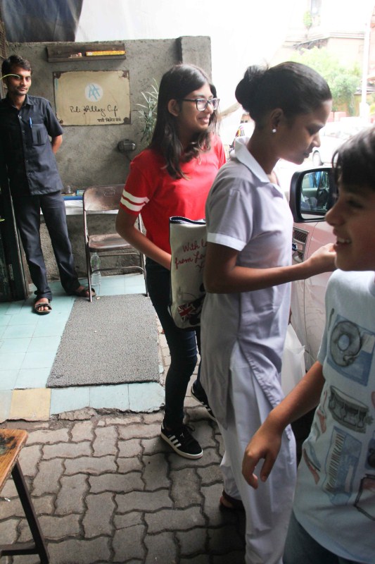 Indian film actress Karishma Kapoor with kids spotted at Pali Village cafe. Karishma Kapoor,actress Karishma Kapoor,Karishma Kapoor with kids,Karishma Kapoor with kids spotted at Pali Village cafe,Karishma Kapoor spotted at Pali Village cafe,Karishma Kapoor at Pali Village cafe