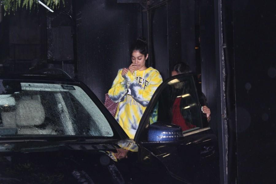 Jhanvi Kapoor spotted at Tip Toe salon, Juhu in Mumbai on 18th July. Jhanvi Kapoor,Jhanvi Kapoor pics,Jhanvi Kapoor images,Jhanvi Kapoor stills,Jhanvi Kapoor pictures,Jhanvi Kapoor photos