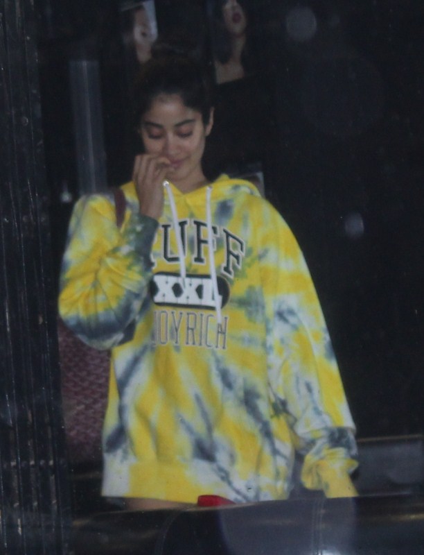 Jhanvi Kapoor spotted at Tip Toe salon, Juhu in Mumbai on 18th July 2017. Jhanvi Kapoor,Jhanvi Kapoor pics,Jhanvi Kapoor images,Jhanvi Kapoor stills,Jhanvi Kapoor pictures,Jhanvi Kapoor photos