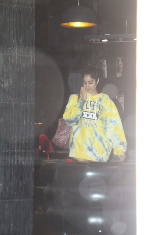 Jhanvi Kapoor snapped at Tip Toe salon, Juhu in Mumbai on 18th July 2017. Jhanvi Kapoor,Jhanvi Kapoor pics,Jhanvi Kapoor images,Jhanvi Kapoor stills,Jhanvi Kapoor pictures,Jhanvi Kapoor photos