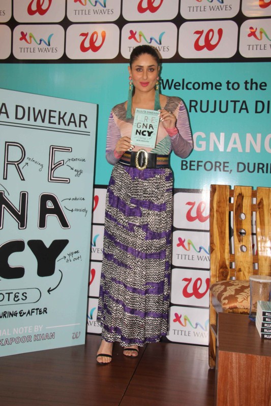 Kareena Kapoor Khan launches Rujuta Diwekar's book Pregnancy Notes. Kareena Kapoor,Kareena Kapoor Khan,actress Kareena Kapoor Khan,Rujuta Diwekar,Pregnancy Notes,Kareena Kapoor launches Rujuta Diweka book