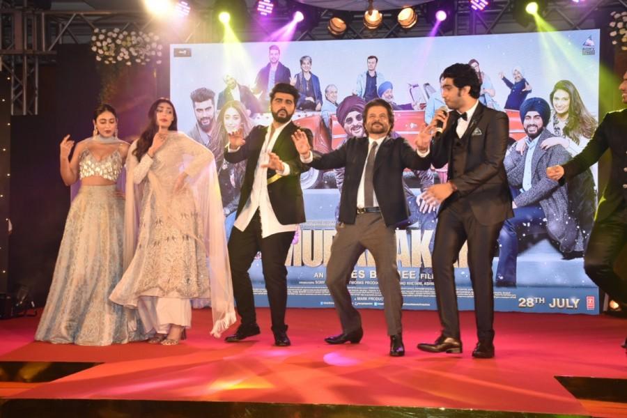 Director Anees Bazmee and the veteran actor Anil Kapoor's bond comes a long away. The veteran, Anil Kapoor, has had a long working relationship with Anees and 'Mubarakan' will be his fifth collaboration with the filmmaker. The duo had an intimate chat about the equation they share and Anees Bazmee’s love for double roles as he has delivered a track record of films like Bol Radha Bol, Aankhen and Gopi Kishen. Anees Bazmee,Anil Kapoor,Bol Radha Bol,Aankhen,Anil Kapoor,Arjun Kapoor,Athiya Shetty,Ileana D'Cruz,Mubarakan,Mubarakan family