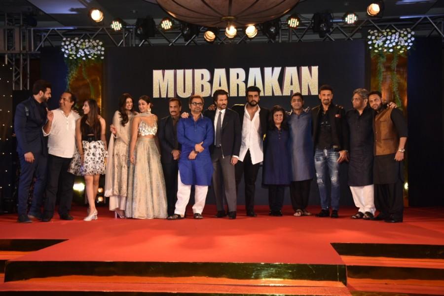 The makers also showcased the second trailer to the audience which was launched by Akshay Kumar on the day of the Sangeet. Apart from the second trailer a making video was shown about how Arjun Kapoor's double role transformation has happened for the movie and what all dificulties Arjun has faced for the film. The Sangeet ended with everyone dancing to the fun filled songs of Mubarakan. Anees Bazmee,Anil Kapoor,Bol Radha Bol,Aankhen,Anil Kapoor,Arjun Kapoor,Athiya Shetty,Ileana D'Cruz,Mubarakan,Mubarakan family