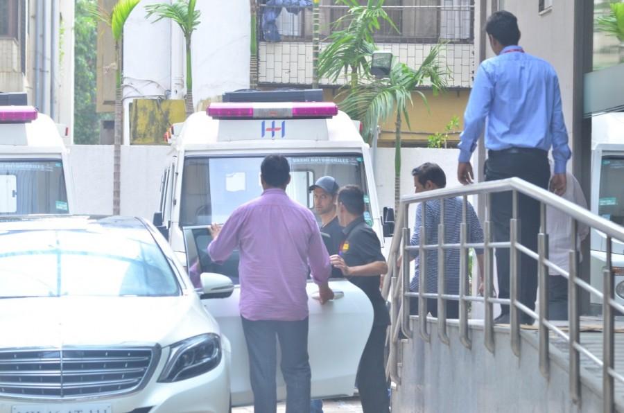 Bollywood film actor Hritik Roshan spotted at Hinduja hospital. Hritik Roshan,actor Hritik Roshan,Hritik Roshan at Hinduja hospital,Hritik Roshan snapped at Hinduja hospital