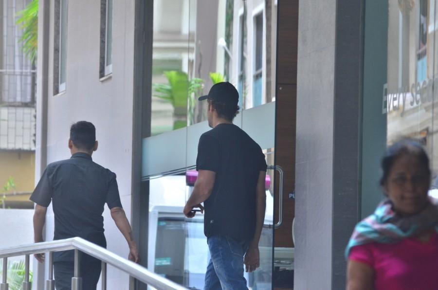 Hritik Roshan snapped at Hinduja hospital. Hritik Roshan,actor Hritik Roshan,Hritik Roshan at Hinduja hospital,Hritik Roshan snapped at Hinduja hospital