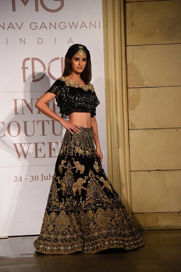 Disha too enjoyed walking the runway in the designer's line. Disha Patani,actress Disha Patani,glamour Disha Patani,ICW 2017,India Couture Week,Manav Gangwani,maang tikka