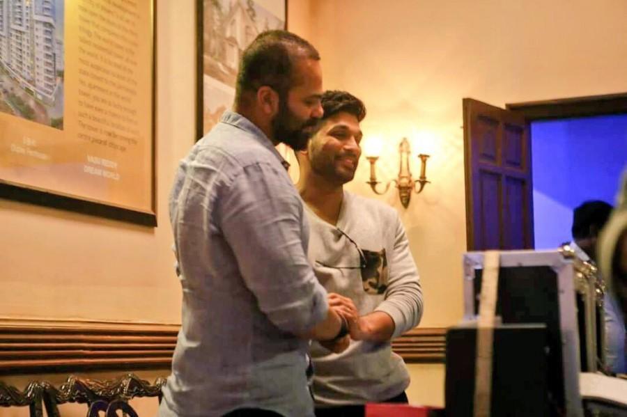 South Indian actor Allu Arjun meets Rohit Shetty, Tushar Kapoor, Kunal Khemu on Golmaal Again sets in Mumbai. Allu Arjun,actor Allu Arjun,Golmaal Again,Allu Arjun visits Golmaal Again,Allu Arjun visits Golmaal Again team,Rohit Shetty,Tushar Kapoor,Kunal Khemu