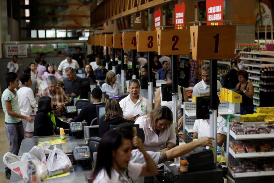 People buy food and other staple goods inside a supermarket in Caracas. Venezuela is undergoing a major economic crisis, with many suffering from food shortages and runaway inflation. Venezuela,Stocking up before Venezuela,Venezuela strike