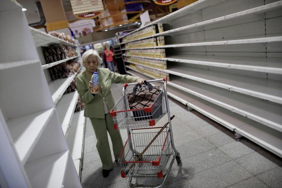 People buy food and other staple goods inside a supermarket in Caracas, Venezuela, July 25, 2017. Venezuela's opposition has called for a two-day strike from Wednesday at 6 a.m. (1000 GMT) to try to force Maduro to abandon a Sunday election to create a controversial congress with powers to rewrite the country's constitution and override all other institutions. Millions took part in a one-day strike last week, during which five people died in clashes. Venezuela,Stocking up before Venezuela,Venezuela strike