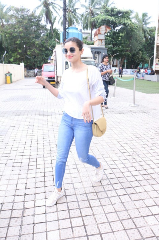 Bollywood film actress Alia Bhatt with her Mother Spotted at Juhu Pvr in Mumbai. Alia Bhatt,actress Alia Bhatt,Alia Bhatt spotted with her mom,Alia Bhatt mom,Alia Bhatt pics
