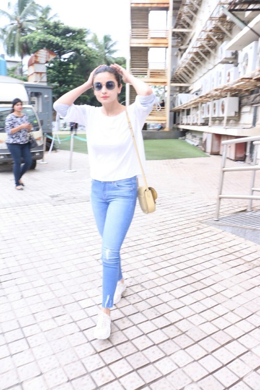 Indian actress Alia Bhatt with her Mother Spotted at Juhu Pvr in Mumbai. Alia Bhatt,actress Alia Bhatt,Alia Bhatt spotted with her mom,Alia Bhatt mom,Alia Bhatt pics