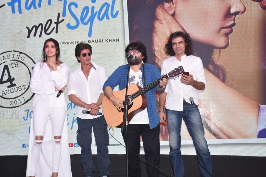'Hawayein' the new song from 'Jab Harry Met Sejal' was unveiled today with all the pomp and glory at a seaside venue in the suburbs of Mumbai. In sync with the romantic vibe of the song, Jab Harry met Sejal makers launched their song over a sundowner sea-facing event in the presence of Shah Rukh Khan, Anushka Sharma, Imtiaz Ali and music composer Pritam. Hawayein,Hawayein song,Jab Harry Met Sejal,Jab Harry Met Sejal song,Shah Rukh Khan,Anushka Sharma