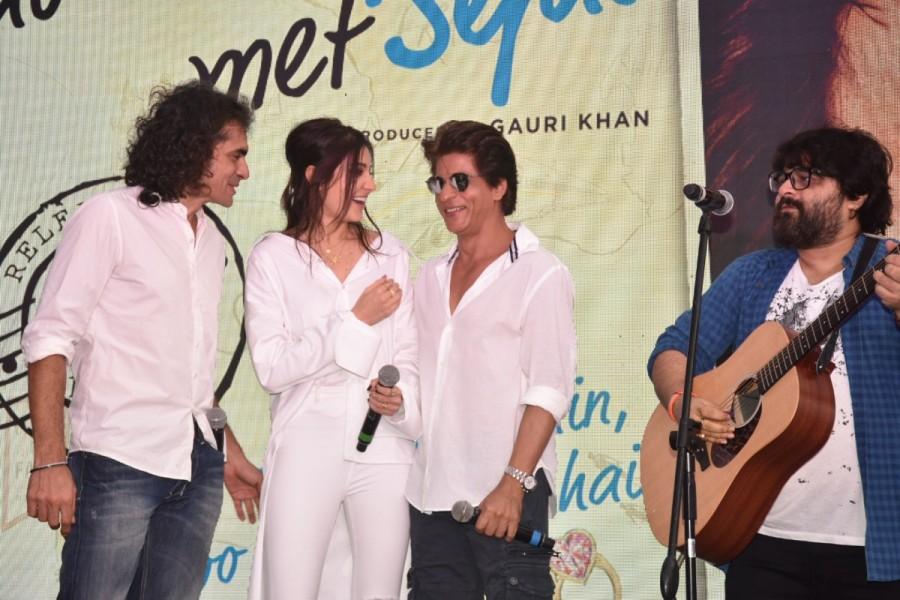 The track, titled 'Hawayein' was unveiled in an open air seating as the sun set on the evening of 26th July 2017. The event witnessed Shah Rukh Khan at his romantic best, as he slipped into the character of Harry leaving no stone unturned to charm the gorgeous Sejal. Jab Harry met Sejal team, were color coordinated shining bright in pristine white against a romantic set up. Hawayein,Hawayein song,Jab Harry Met Sejal,Jab Harry Met Sejal song,Shah Rukh Khan,Anushka Sharma