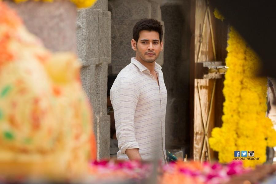 Spyder is an upcoming Telugu spy thriller film written and directed by AR Murugadoss. Starring Mahesh Babu and Rakul Preet Singh in the lead role. Mahesh Babu,actor Mahesh Babu,Spyder working stills,Spyder movie working stills,Spyder working pics,Spyder working images,Spyder working pictures,telugu movie Spyder,Rakul Preet Singh
