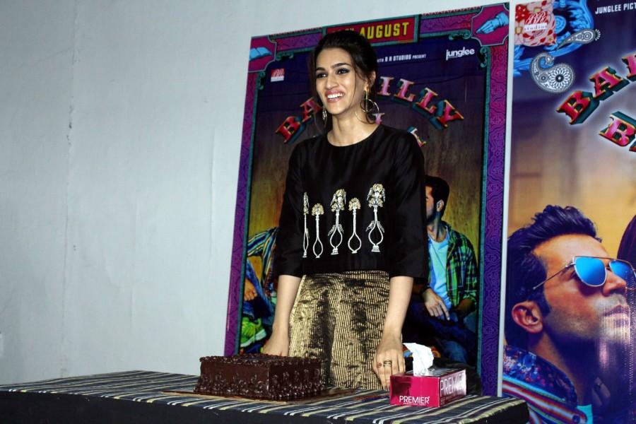 Kriti Sanon yesterday celebrated her birthday with Bareilly Ki Barfi themed cake. Kriti Sanon had a working birthday yesterday as she was busy with the promotions of her upcoming film Bareilly Ki Barfi. However, the team of Bareilly Ki Barfi had ordered a special Bareilly Ki Barfi themed cake for her. Kriti Sanon was accompanied by Ayushmann Khurrana, Rajkummar Rao, director Ashwiny Iyer Tiwari, creative producer Juno Chopra, Priti Shahani on her birthday. Kriti Sanon,actress Kriti Sanon,Kriti Sanon birthday,Kriti Sanon birthday celebration,Bareilly Ki Barfi