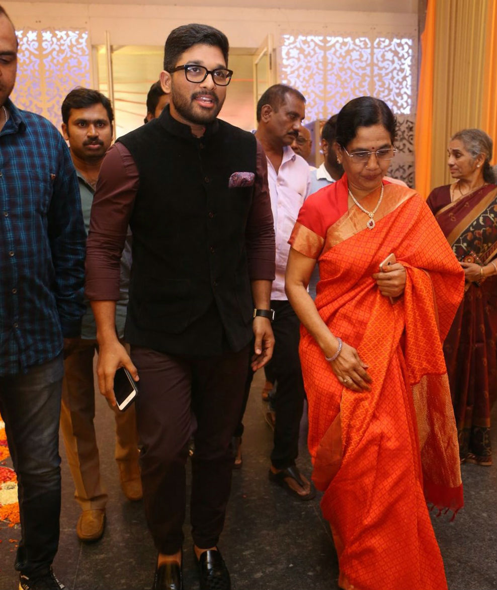 Allu Arjun, mother Nirmala Allu at Shyam Prasad Reddy daughter Maithri wedding. Allu Arjun,actor Allu Arjun,Allu Arjun at Maithri wedding,Shyam Prasad Reddy daughter Maithri wedding