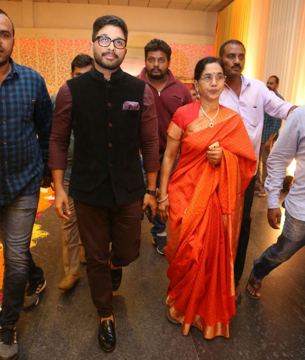 Allu Arjun with his mother Nirmala Allu spotted at Shyam Prasad Reddy daughter Maithri wedding. Allu Arjun,actor Allu Arjun,Allu Arjun at Maithri wedding,Shyam Prasad Reddy daughter Maithri wedding