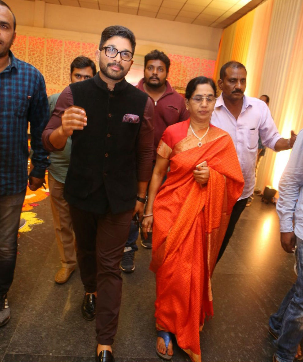 Actor Allu Arjun with his mother Nirmala Allu spotted at Shyam Prasad Reddy daughter Maithri wedding. Allu Arjun,actor Allu Arjun,Allu Arjun at Maithri wedding,Shyam Prasad Reddy daughter Maithri wedding