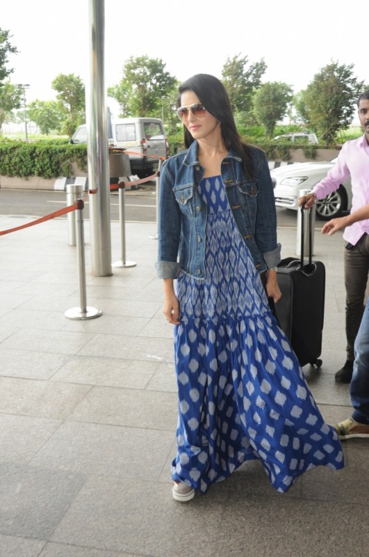 Bollywood film actress Sunny Leone snapped at Chhatrapati Shivaji Maharaj International airport. Sunny Leone,Sunny Leone snapped at airport,Sunny Leone spotted at airport,actress Sunny Leone,Sunny Leone at airport,Sunny Leone pics,Sunny Leone images,Sunny Leone stills,Sunny Leone pictures,Sunny Leone photos