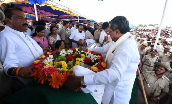 Karnataka Chief Minister Siddaramaiah pays last respect to Former Karnataka Chief Minister N. Dharam Singh in Kalaburagi.